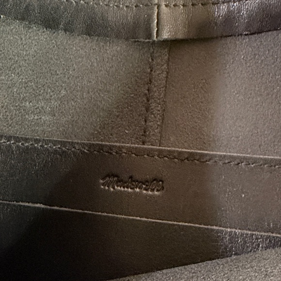 Madewell Essentials Curve Black Leather Shoulder Bag - Picture 3 of 7